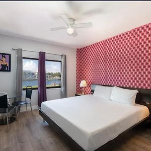 Deluxe Queen Studio